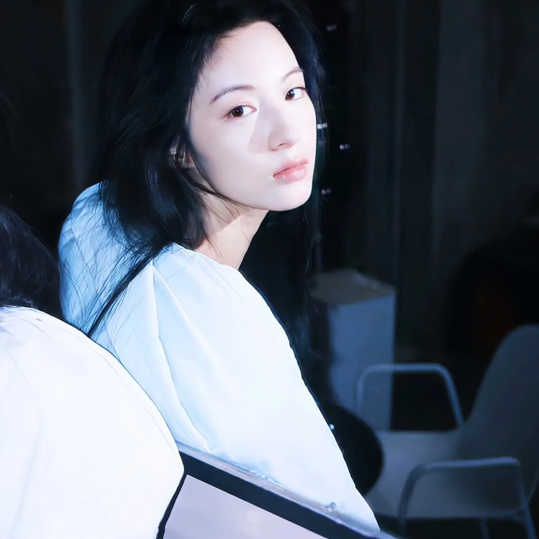 她在这里
